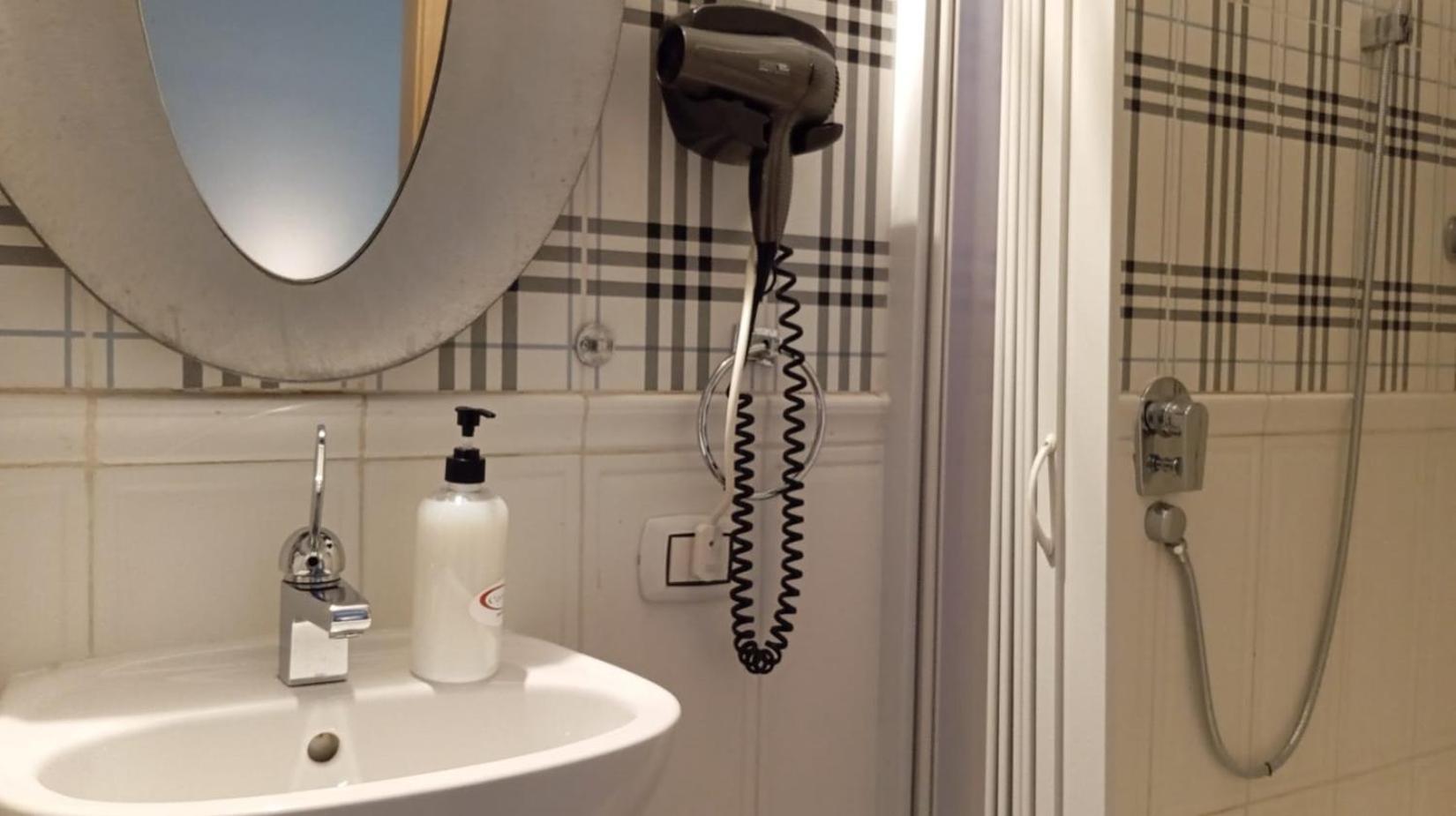 Cconforthotels R&B Cavour Бари Стая снимка